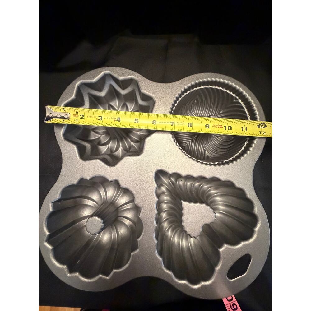 Nordic Ware 9-Cup Bundt Cake Quartet Pan in Metallic Gray Y2K Excellent Shape - Picture 3 of 9